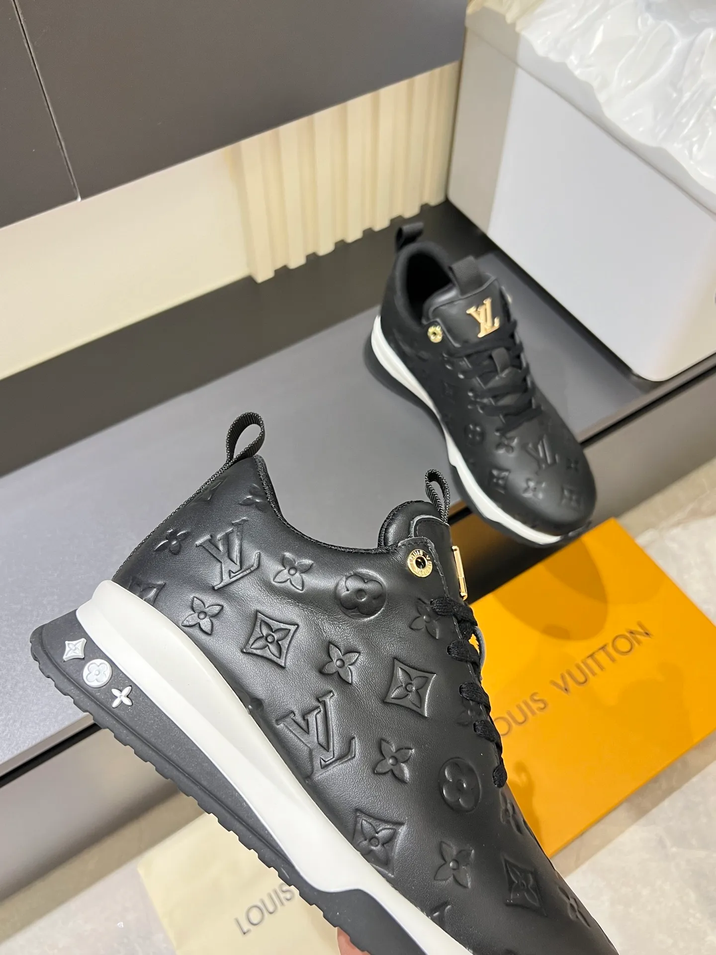 p520 "LOUI* VUITTO*" popular men's casual shoes, genuine development in Italy💯purchasing level quality✔️The upper is made of first-layer cowhide, comfortable and soft sheepskin feet⚡️Fashionable and versatile, the toe last shape is firm and full, and the soles are made from original LV molds and can be freely entered and exited the counter. Light and comfortable on the feet~Purely handmade, details determine quality! Size:39-44!